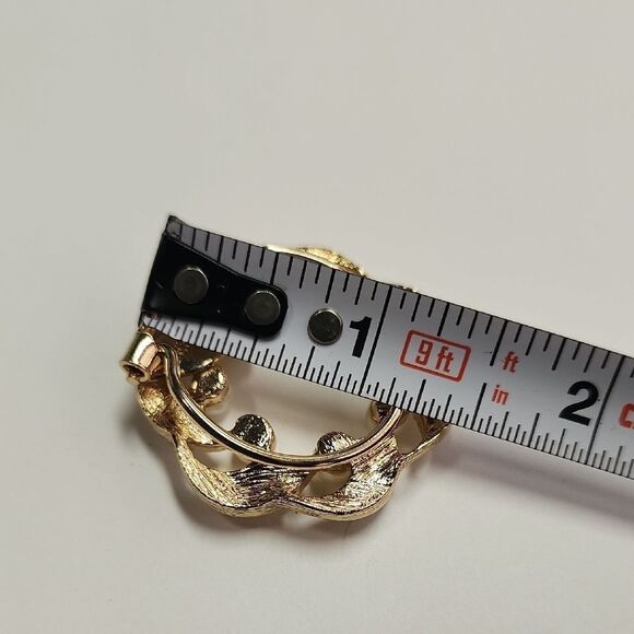 Jeri LOU Gold Tone and Faux Pearl Scarf Clip - Picture 4 of 4